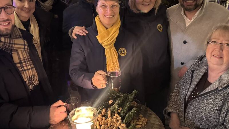 Glühweinstand für guten Zweck: Serviceclubs arbeiten zusammen für die Xantener Tafel