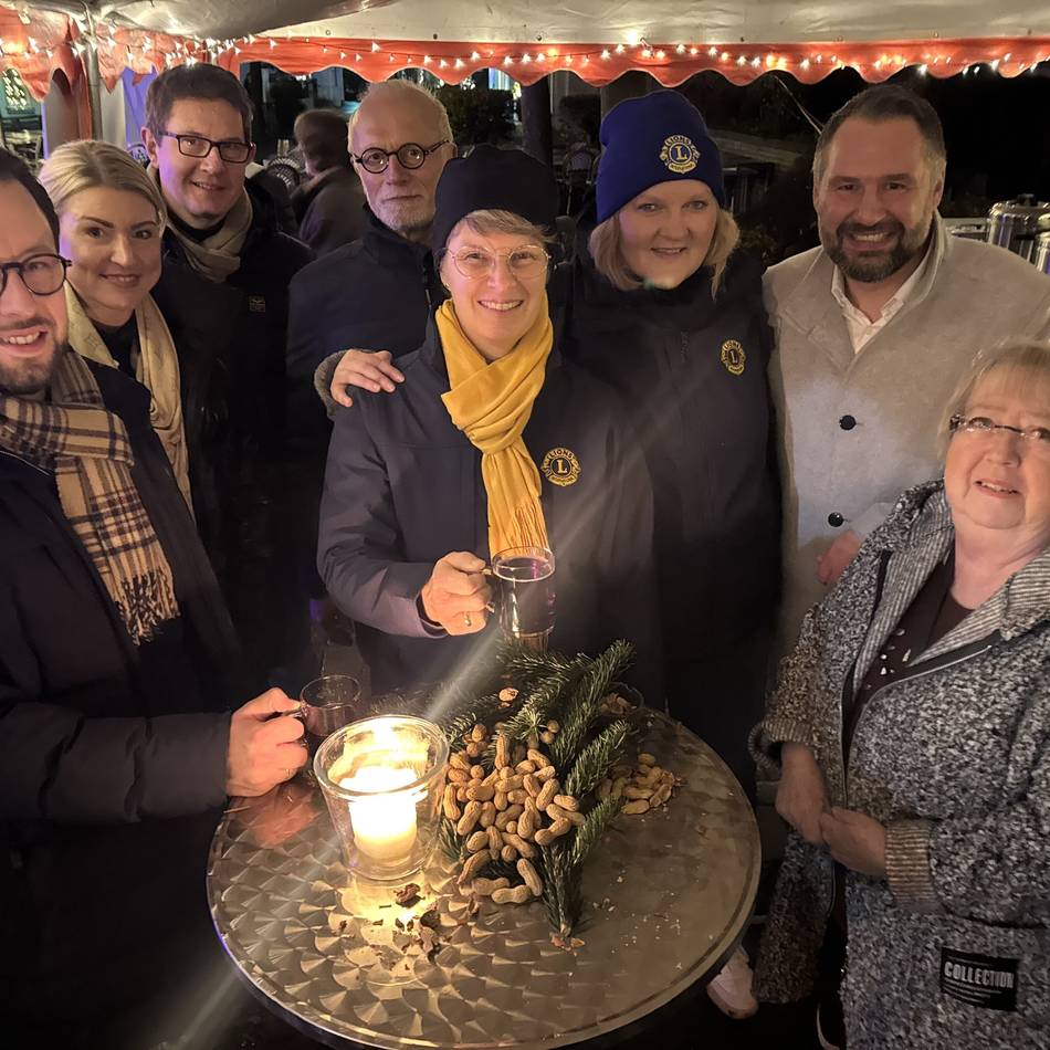 Glühweinstand für guten Zweck: Serviceclubs arbeiten zusammen für die Xantener Tafel