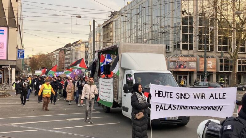 Mehrere Strafanzeigen in Düsseldorf: Teilnehmer rufen verbotene Parolen bei Pro-Palästina-Demo