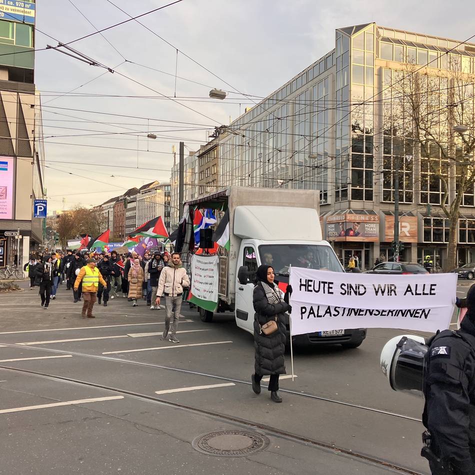 Mehrere Strafanzeigen in Düsseldorf: Teilnehmer rufen verbotene Parolen bei Pro-Palästina-Demo