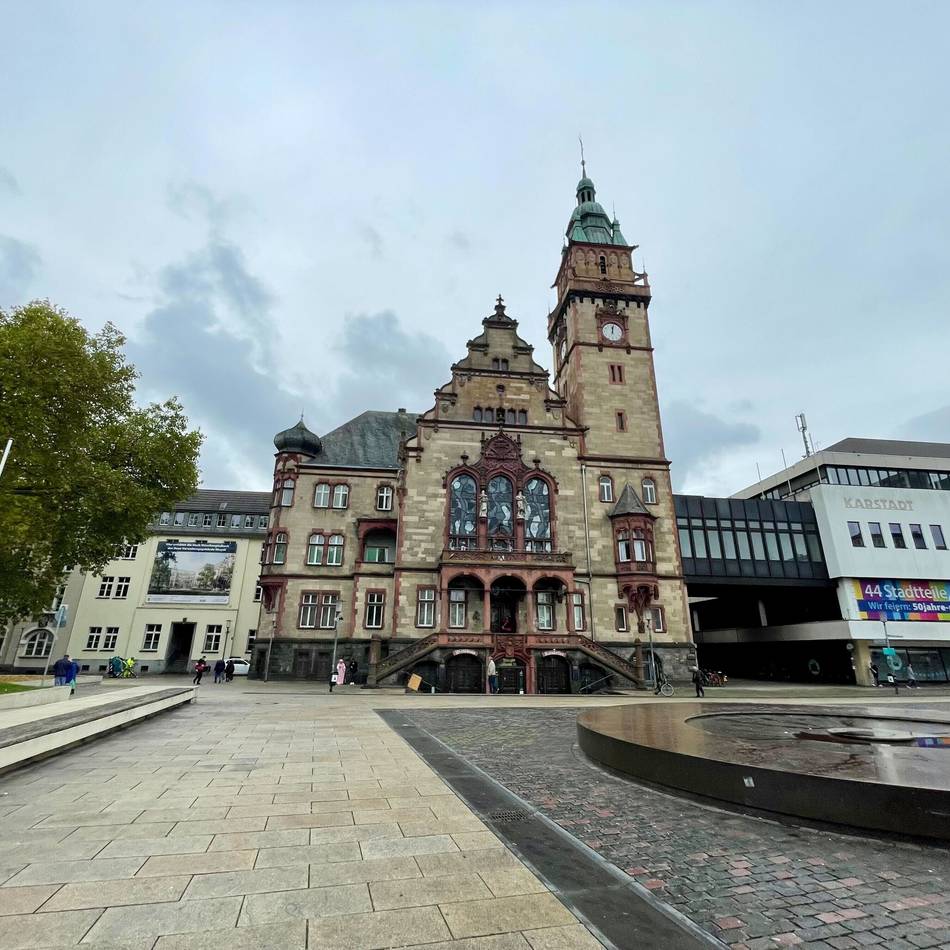 Großprojekt in Mönchengladbach: Abriss von Rathaus-Gebäuden in Rheydt startet