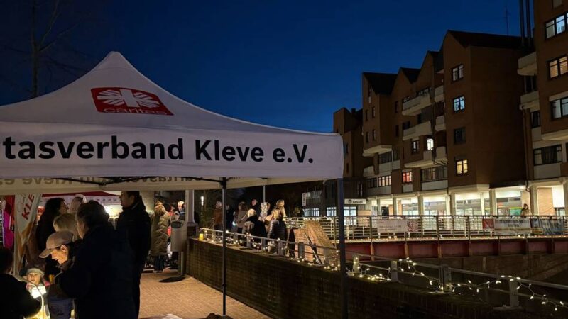 Fest am Spoyufer in Kleve: Lichterfest für Vielfalt feierte Premiere