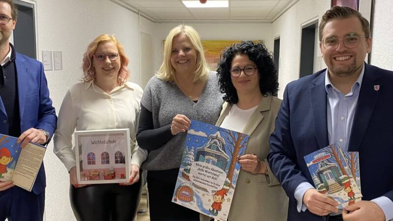 Reizende Einzelhandels-Aktion in Radevormwald: Weihnachtswichtel „Uelfi“ erkundet die Stadt