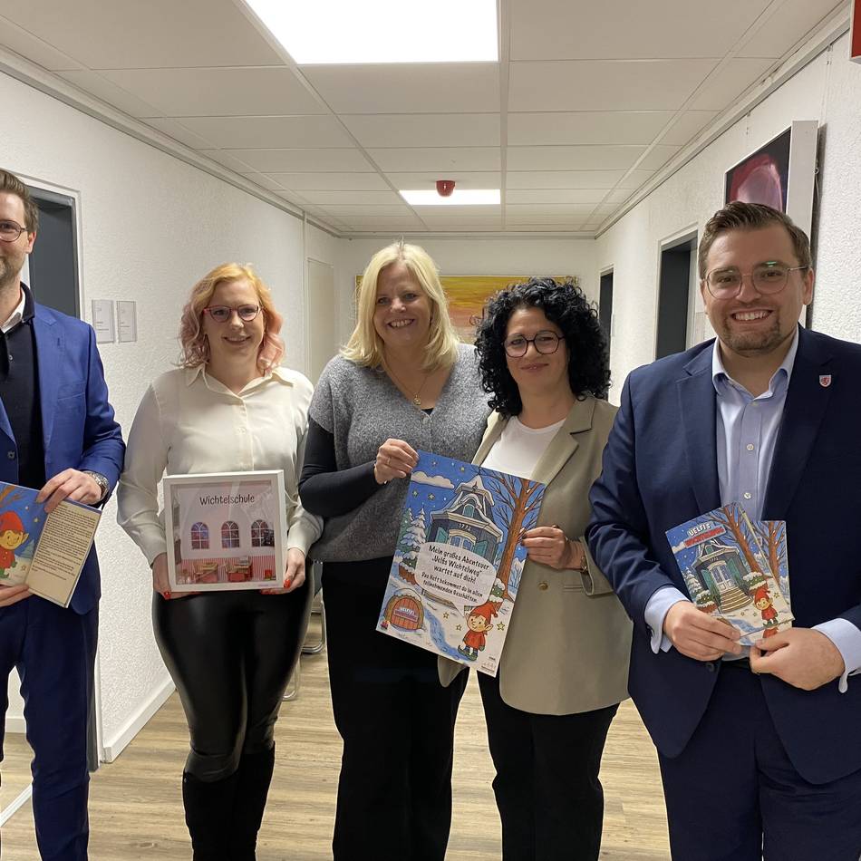 Reizende Einzelhandels-Aktion in Radevormwald: Weihnachtswichtel „Uelfi“ erkundet die Stadt