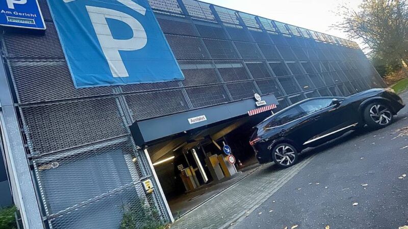 Bauarbeiten in Mönchengladbach: Umstrittenes Parkhaus wird abgerissen