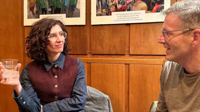 Preisgekrönte Autorin in der Christuskirche: „Wie bleiben wir menschlich?“ – Nava Ebrahimi liest in Grevenbroich