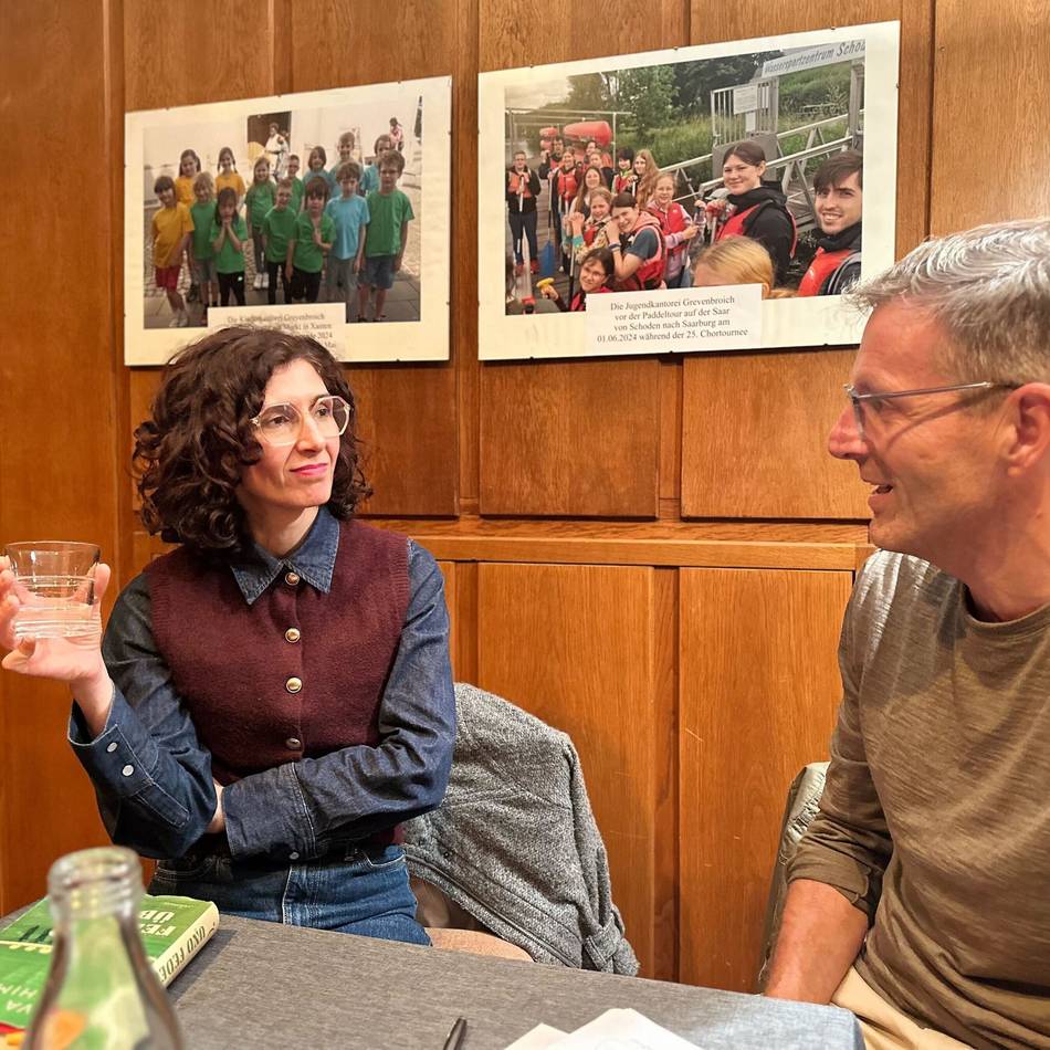 Preisgekrönte Autorin in der Christuskirche: „Wie bleiben wir menschlich?“ – Nava Ebrahimi liest in Grevenbroich