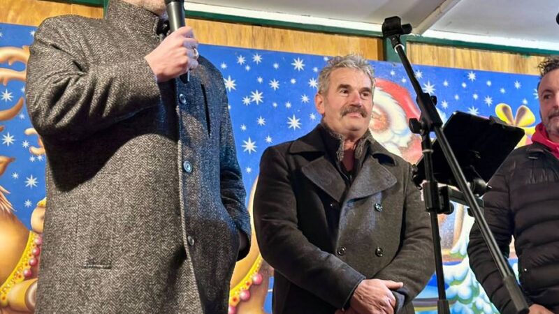 Ausgelassene Stimmung auf dem Marktplatz: Weihnachtsmarkt in Grevenbroich feierlich eröffnet