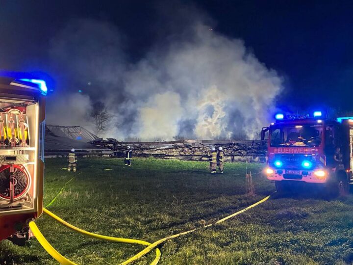 Einsatz in Rommerskirchen: Drei Hallen eines Bauernhofs in Vollbrand – „Löscharbeiten dauern noch Stunden“