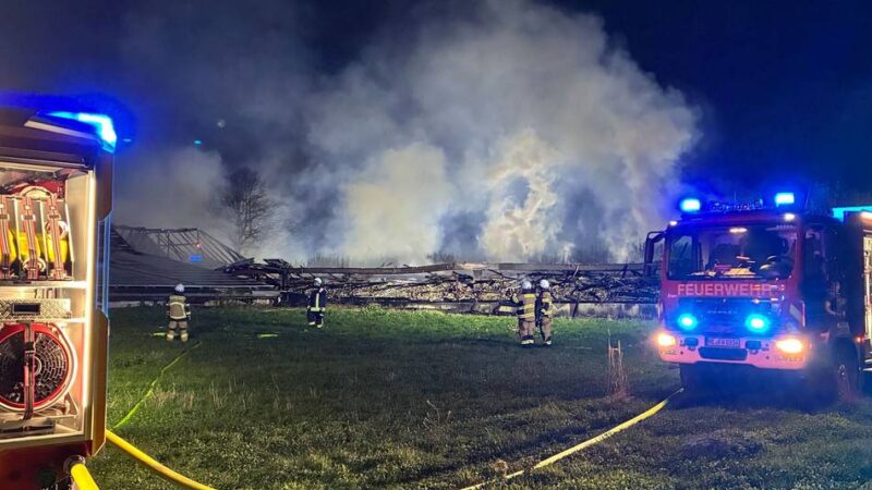 Einsatz in Rommerskirchen: Drei Hallen eines Bauernhofs in Vollbrand – „Löscharbeiten dauern noch Stunden“