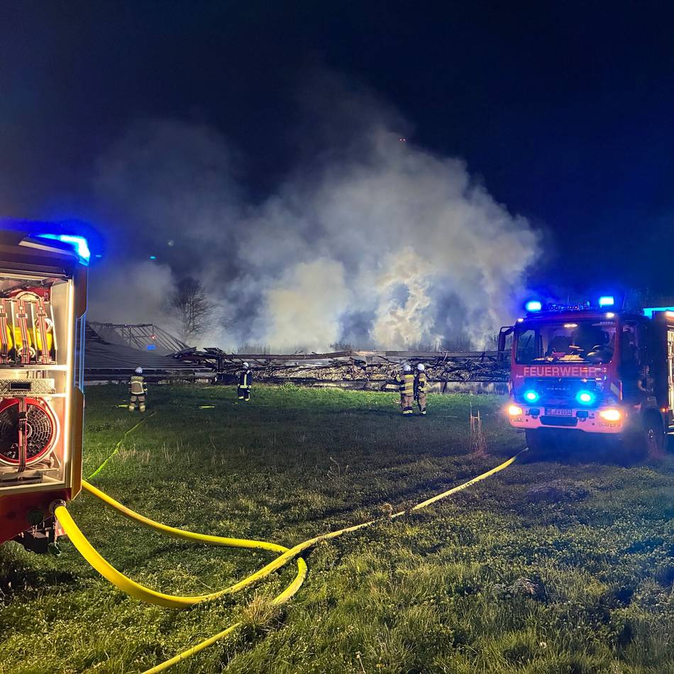 Einsatz in Rommerskirchen: Drei Hallen eines Bauernhofs in Vollbrand – „Löscharbeiten dauern noch Stunden“