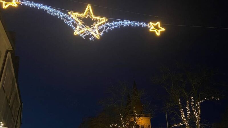Lichtbögen können nicht mehr hängen: Stadt Xanten erneuert Weihnachtsbeleuchtung