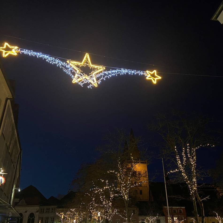Lichtbögen können nicht mehr hängen: Stadt Xanten erneuert Weihnachtsbeleuchtung
