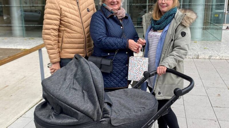 Sturzgeburt auf dem Asphalt vor der Zentralbibliothek: Marie trifft mit der Mama ihre Lebensretter wieder