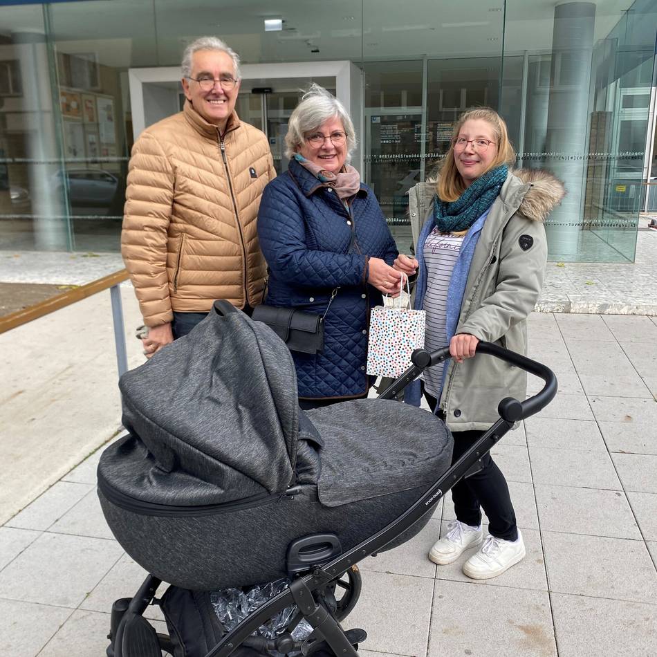 Sturzgeburt auf dem Asphalt vor der Zentralbibliothek: Marie trifft mit der Mama ihre Lebensretter wieder