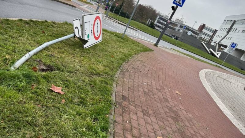Verfolgungsjagd endet mit Unfall: Kein Führerschein, keine Zulassung – Neusser flüchtet vor der Polizei
