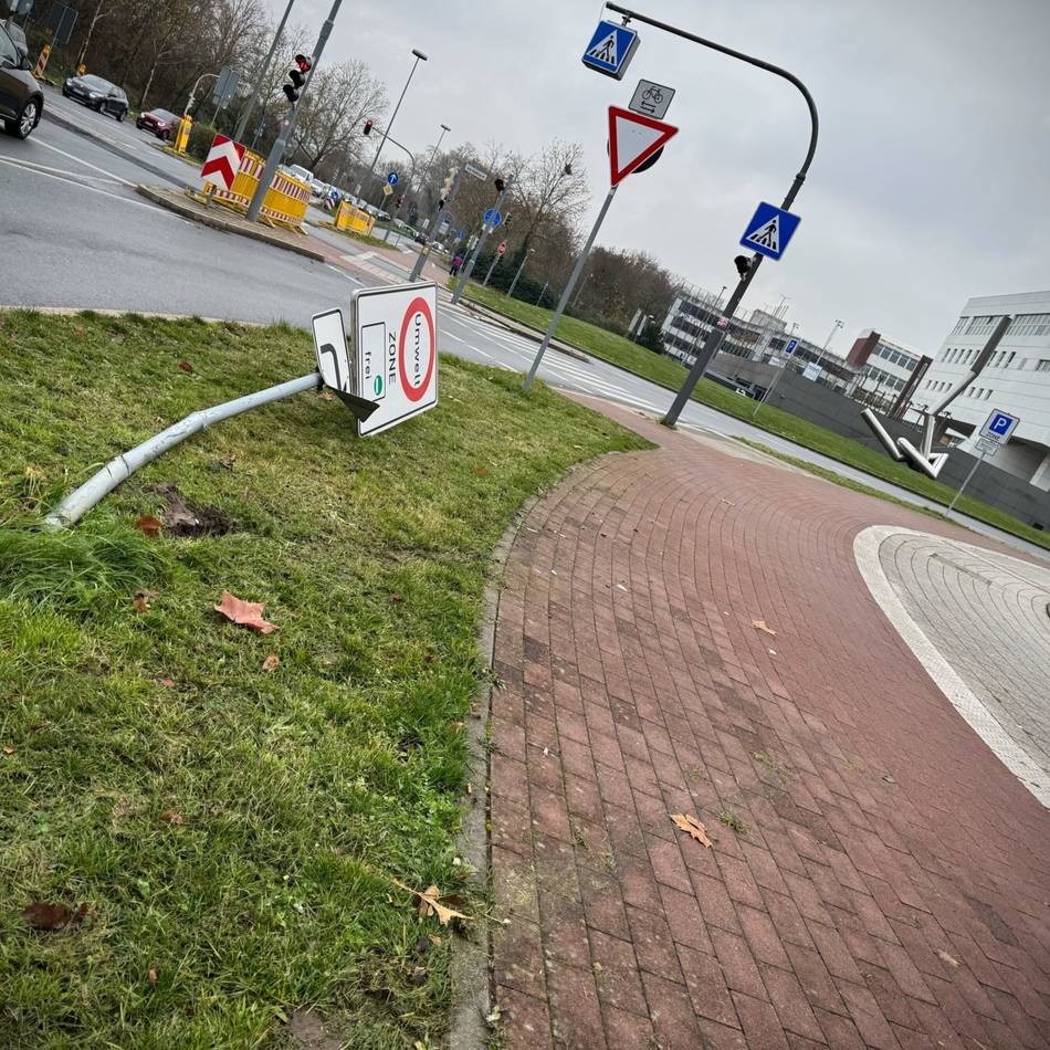 Verfolgungsjagd endet mit Unfall: Kein Führerschein, keine Zulassung – Neusser flüchtet vor der Polizei