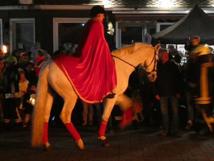 Brauchtum in Radevormwald: Sankt Martin zog wieder durch die Innenstadt