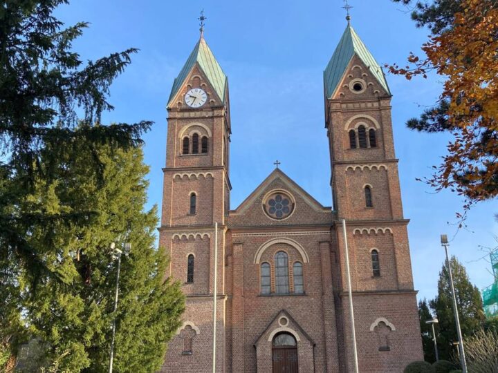 Führungen in Leverkusen: Von tragischen Unfällen, Lokalprominenz und Kirchenhistorie