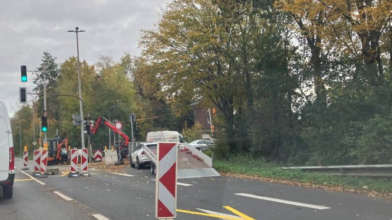 Rückstaus und Verkehrsbehinderungen: Straßen NRW prüft Ampelschaltung an Baustelle in Grefrath