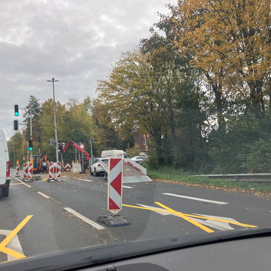 Rückstaus und Verkehrsbehinderungen: Straßen NRW prüft Ampelschaltung an Baustelle in Grefrath