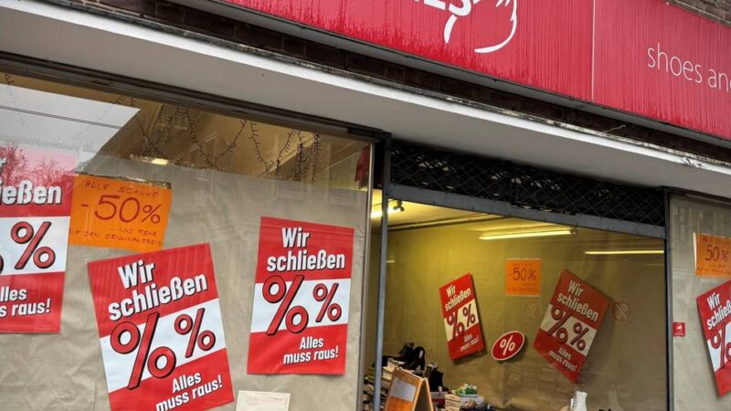 Nächstes Geschäft schließt: Schuhladen-Krise in Neuss – „Das tut sich niemand mehr an“