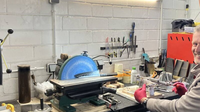 „Painkiller Knives“: Wie ein Neusser Hausarzt in seiner Garage japanische Messer schmiedet