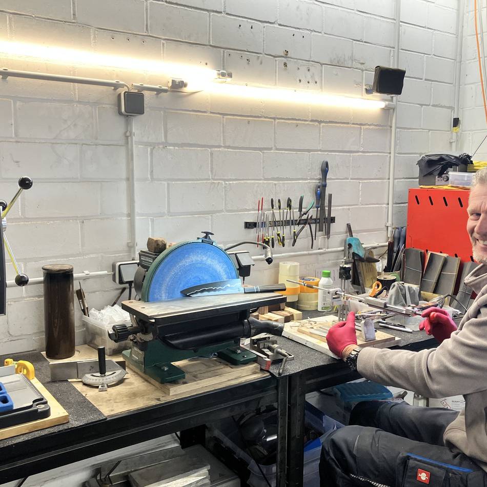 „Painkiller Knives“: Wie ein Neusser Hausarzt in seiner Garage japanische Messer schmiedet