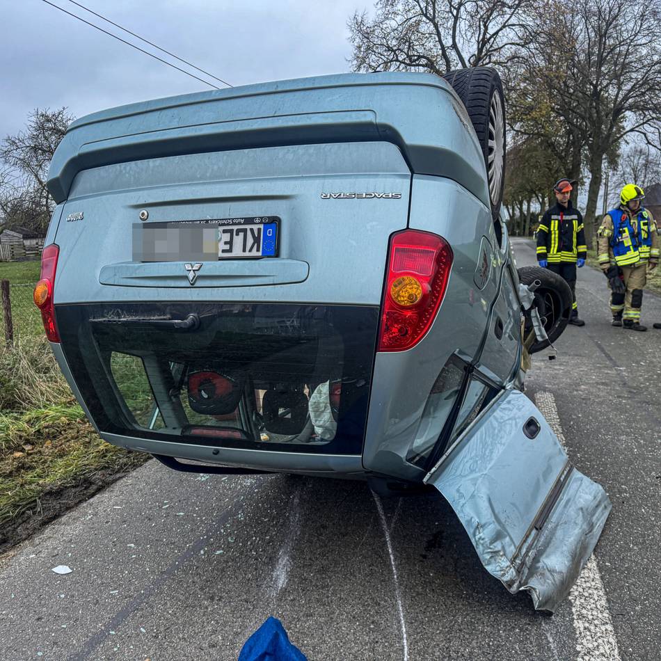 In Gegenverkehr geraten: Zwei Schwerverletzte nach Autounfall in Uedem