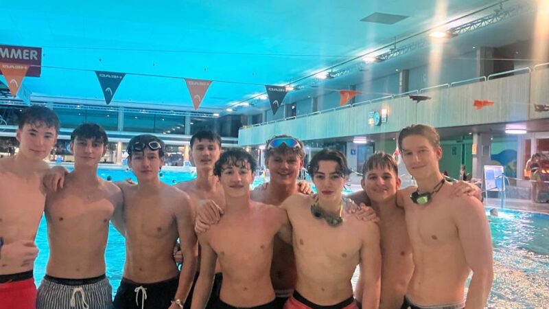 24-Stunden-Schwimmen im Stadtbad Neuss: Kraulen für die Abikasse