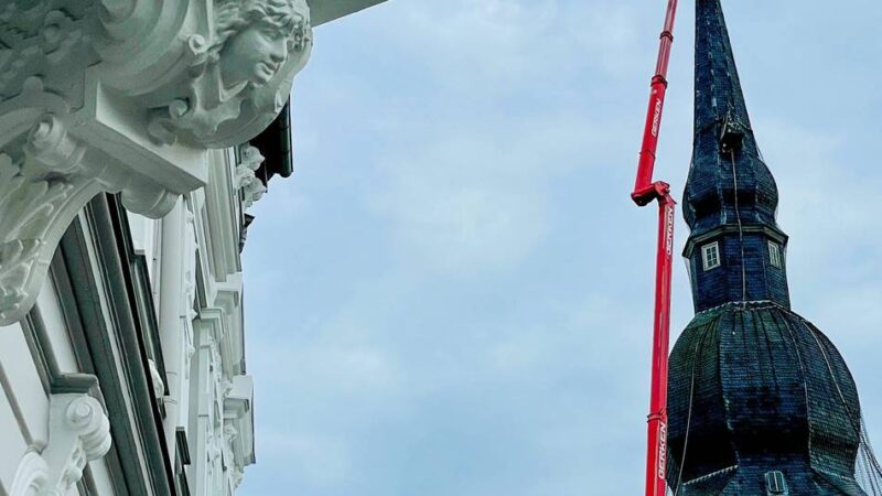 Arbeiten am Turm der Wermelskirchener Stadtkirche: Der Hahn muss die Kirchturmspitze verlassen