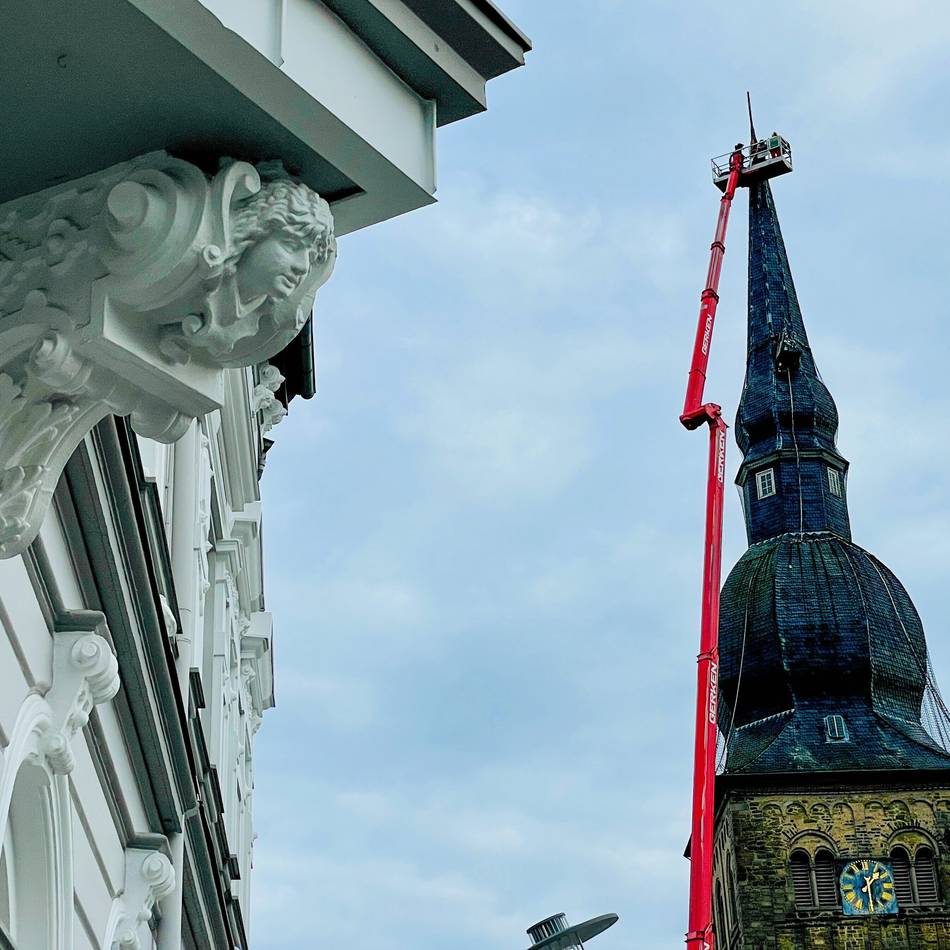 Arbeiten am Turm der Wermelskirchener Stadtkirche: Der Hahn muss die Kirchturmspitze verlassen