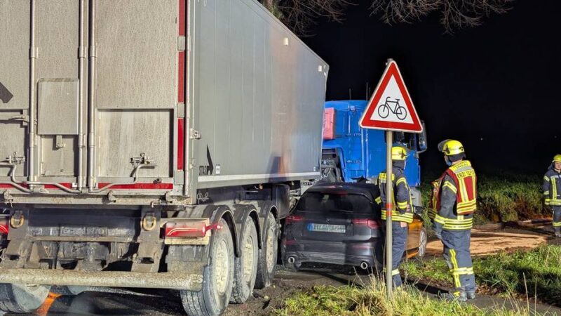 B57 zwischen Erkelenz und Rath-Anhoven: Auto beschädigt Lkw-Dieseltank bei Unfall