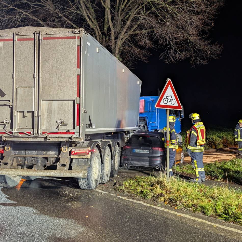 B57 zwischen Erkelenz und Rath-Anhoven: Auto beschädigt Lkw-Dieseltank bei Unfall