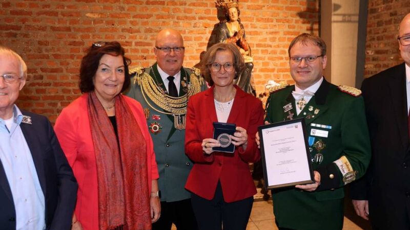 Festakt zum Jubiläum in Leverkusen: Bezirksverband der Schützen feiert Hundertjähriges