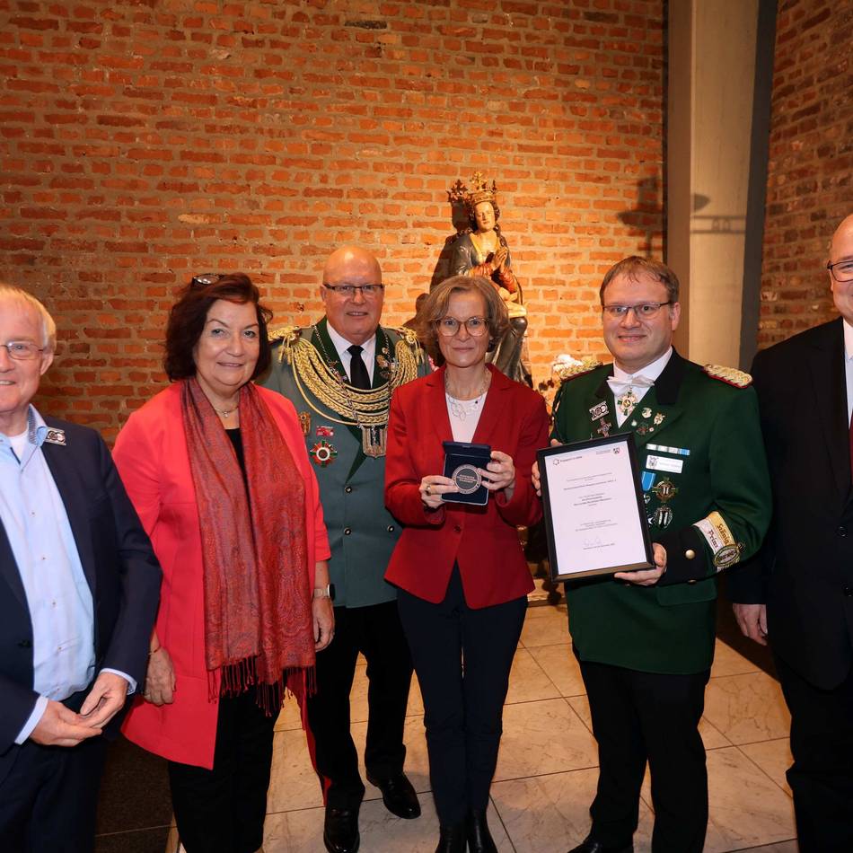 Festakt zum Jubiläum in Leverkusen: Bezirksverband der Schützen feiert Hundertjähriges