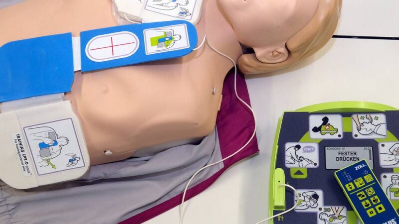 Evangelische Kirchengemeinde Hösel: Neuer Defibrillator für Hösel