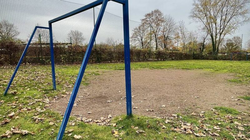 143.000 Euro Modernisierungskosten: Deshalb investieren Stadt und Borussia Mönchengladbach in einen alten Bolzplatz