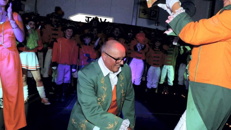 Karneval in Leverkusen Session 2025/26: Prinz Roland I. tanzt mit den Flotten Karotten