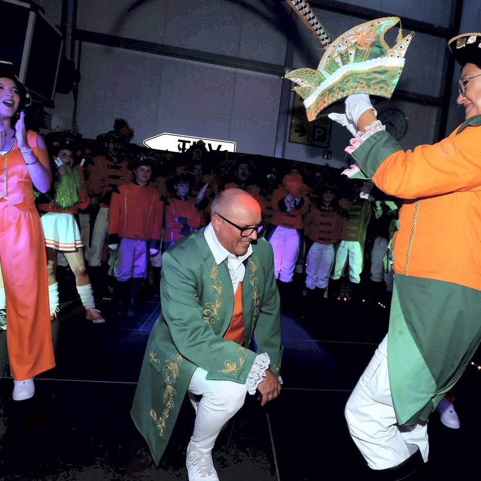 Karneval in Leverkusen Session 2025/26: Prinz Roland I. tanzt mit den Flotten Karotten