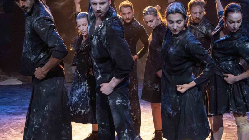 Endzeitliche Choreografie: „Staubkinder“ im RLT: Tanz zwischen Vergeblichkeit und Hoffnung – großartig und verstörend