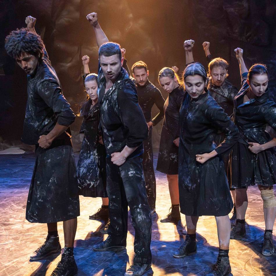 Endzeitliche Choreografie: „Staubkinder“ im RLT: Tanz zwischen Vergeblichkeit und Hoffnung – großartig und verstörend