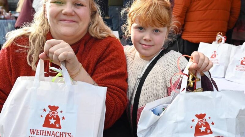 Aktion auf Hückeswagener Martinsmarkt: Kleines „Weihnachtswunder“ von Mutter und Tochter
