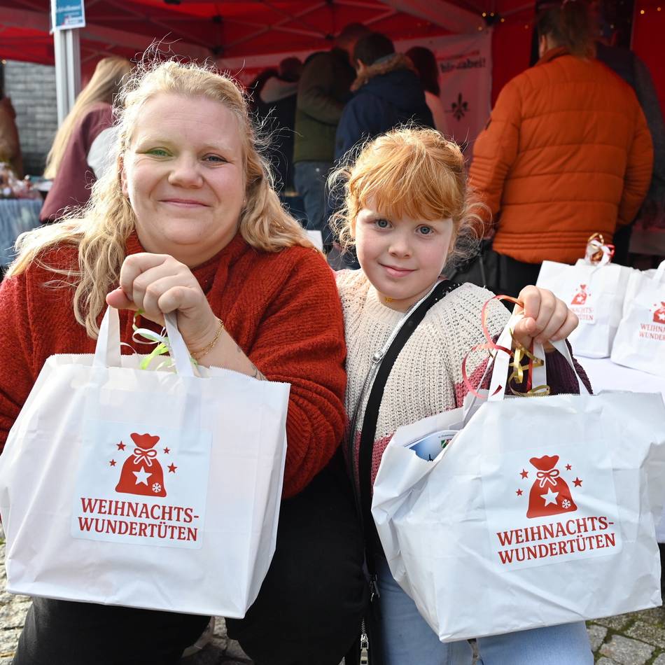 Aktion auf Hückeswagener Martinsmarkt: Kleines „Weihnachtswunder“ von Mutter und Tochter