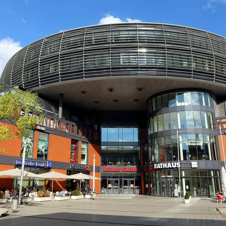 Vorfall in Einkaufszentrum in Leverkusen: Räuber-Trio überfällt 86-Jährigen in der City