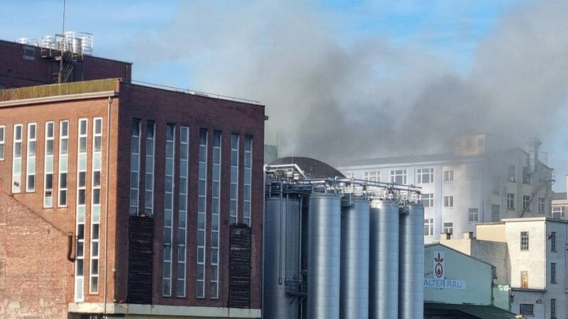 Brand im Neusser Hafen: „Es ist eine Materialschlacht. Wir müssen mit schwerer Ausrüstung in das Gebäude“