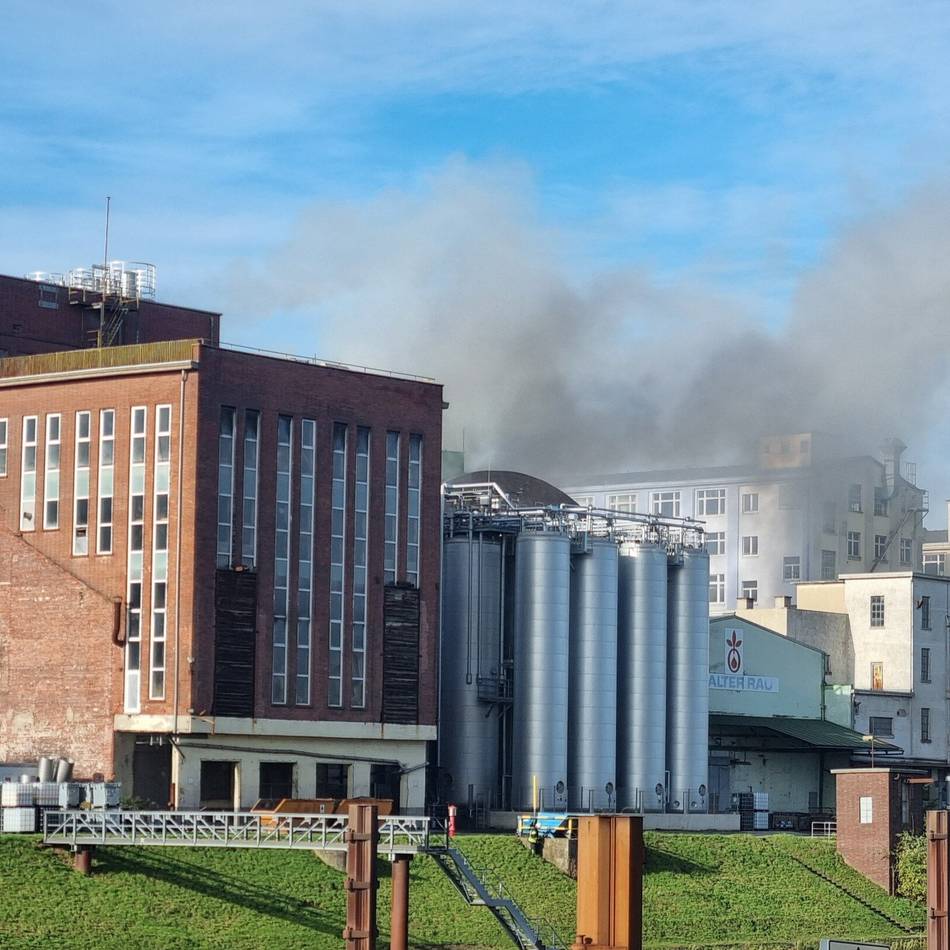 Brand im Neusser Hafen: „Es ist eine Materialschlacht. Wir müssen mit schwerer Ausrüstung in das Gebäude“