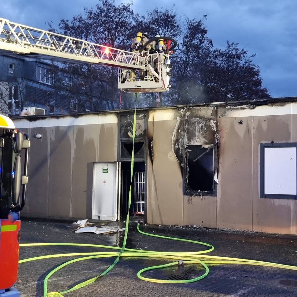 Ermittlungen zur Ursache laufen: Nach Tankstellen-Brand in Düsseldorf – Verletzter schwebt noch in Lebensgefahr