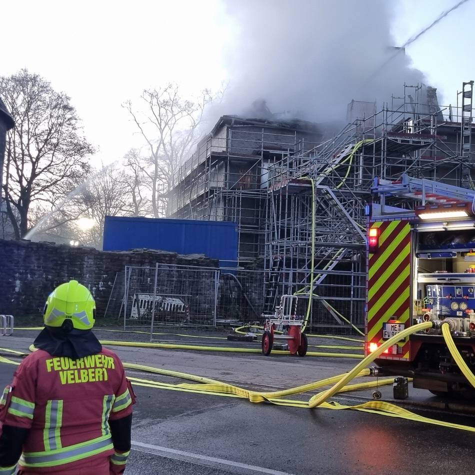 Großbrand in Velbert: Schloss Hardenberg stundenlang in Flammen