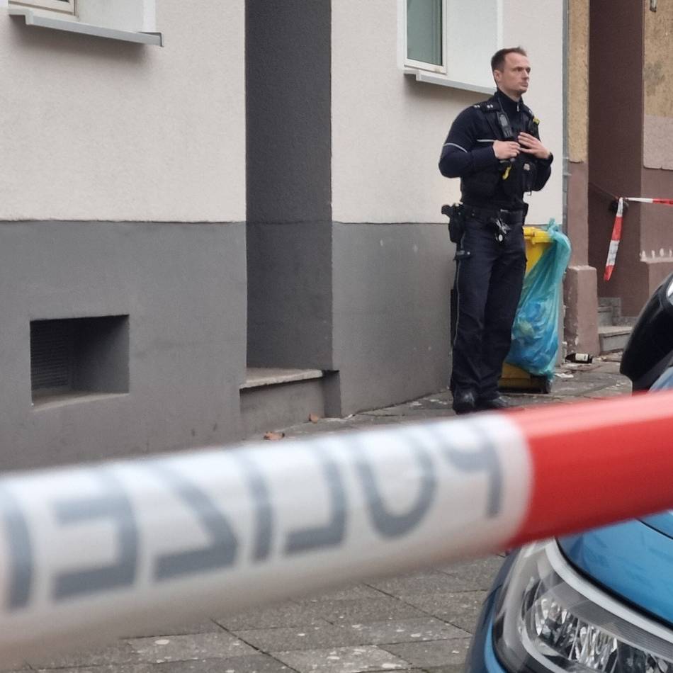 Großeinsatz in Düsseldorf: Mutter und Baby tot in Wohnung gefunden – Vater unter Verdacht